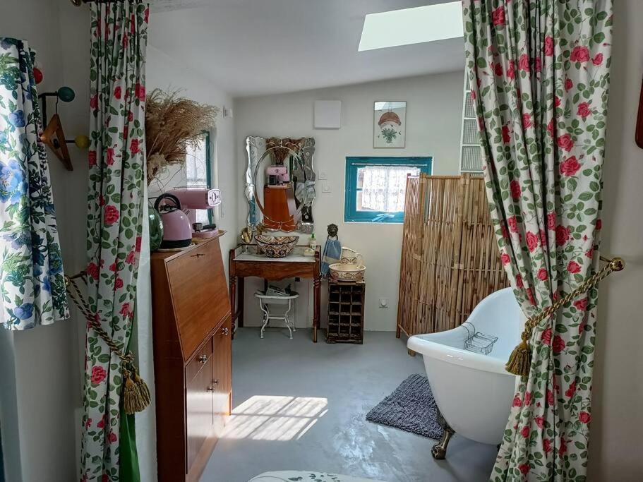 L'Atelier-Chambrette Dans Le Jardin Avec Salle De Bains, Sans Cuisine Troo Luaran gambar